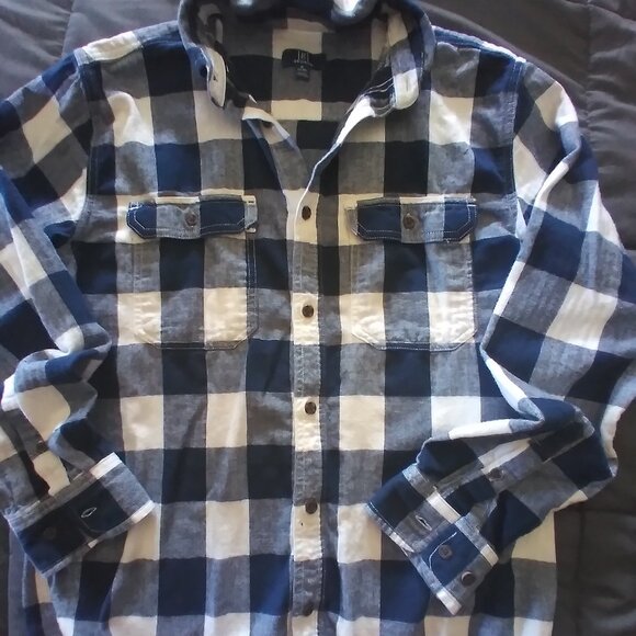 upcycled flannel shirt w/ custom AMY WINEHOUSE back patch - Picture 3 of 4